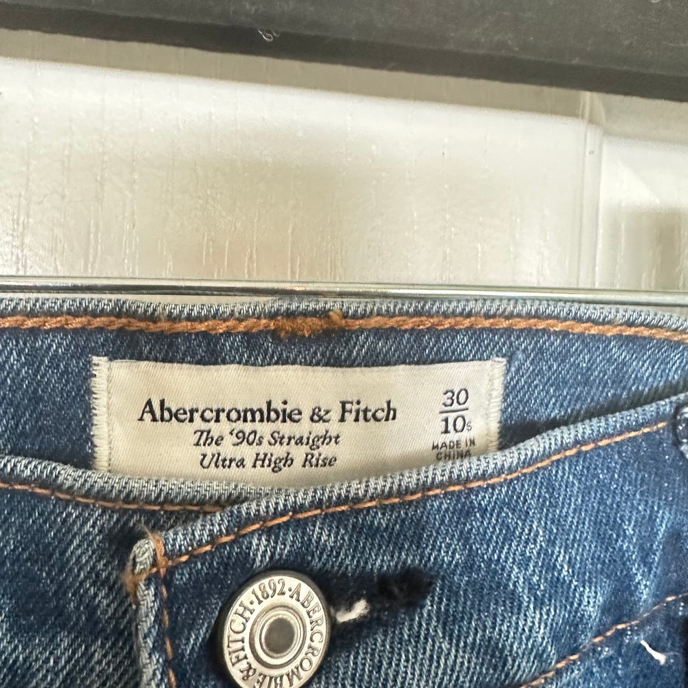 Abercrombie 90s Straight Ultra High Rise Medium Blue Denim Jeans Size 30/10S NWT - Picture 4 of 5